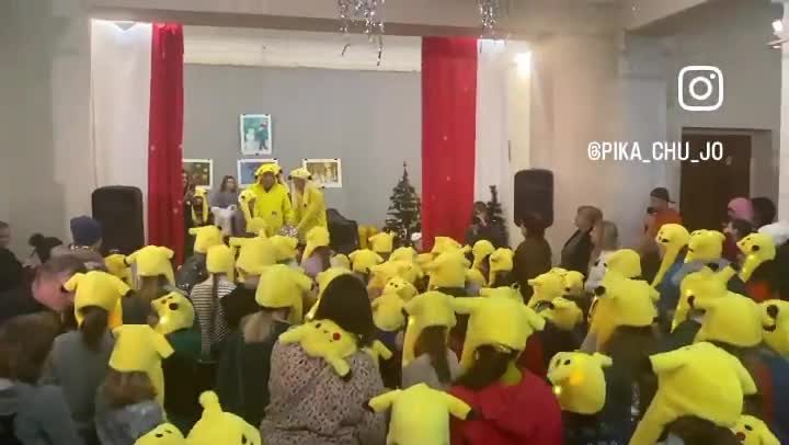 国営放送で放映されたウスミシュカのイベント映像(ピカチュウ帽子の子供たち)