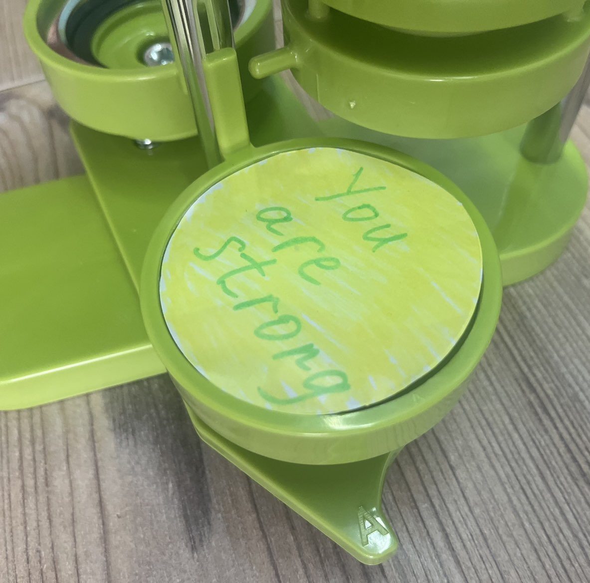 手術を控えた子供たちとお守り缶バッジ作り